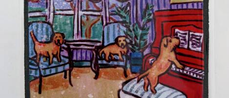 Una habitación con un piano, dos perros, un sofá y una mesa.