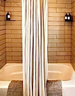 Combined shower/tub, hair dryer, towels, soap - Very tropical, private and peaceful, short walk to everything happening downtown (Sarasota)