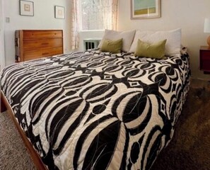 1 bedroom, desk, iron/ironing board, free WiFi - Very tropical, private and peaceful, short walk to everything happening downtown (Sarasota)