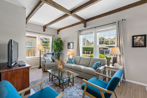 Great house to walk to the beach