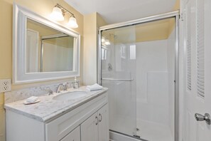 Shower, hair dryer, towels - Great house to walk to the beach (Carpinteria)