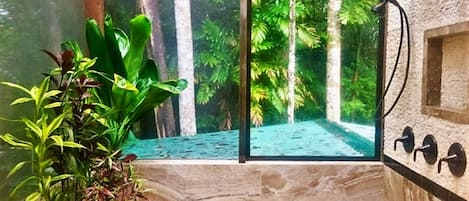 シャワー、タオル、石鹸、シャンプー