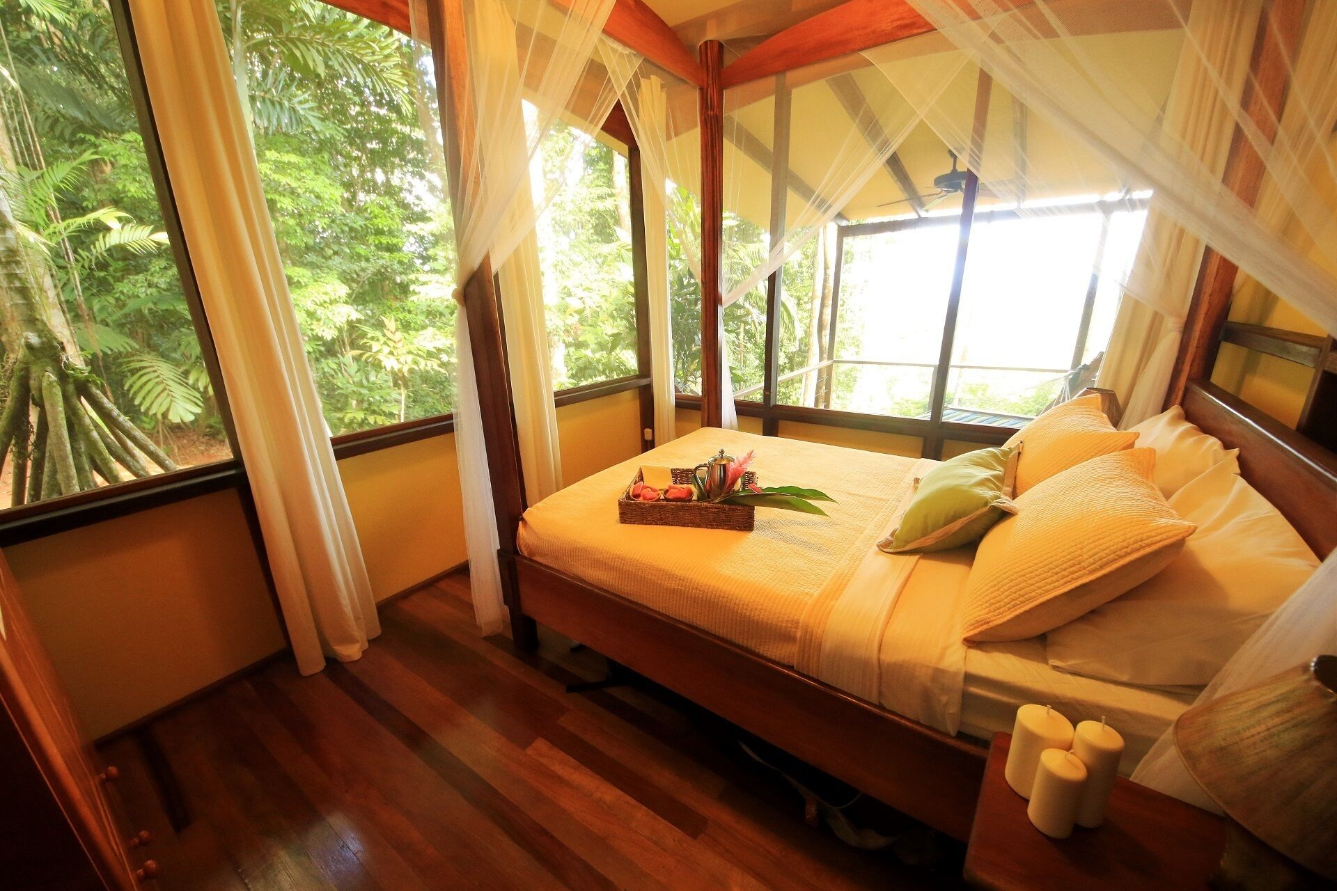 2 makuuhuonetta, tallelokero huoneessa, vauvan matkasänky