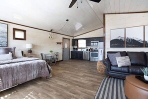 TV, fireplace, offices - Huge Views Of GSMNP/3.6 Miles 2 DwTn Gat/Hot Tub (Gatlinburg)