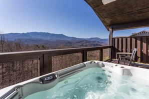 Outdoor spa tub - Huge Views Of GSMNP/3.6 Miles 2 DwTn Gat/Hot Tub (Gatlinburg)