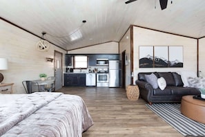 TV, fireplace, offices - Huge Views Of GSMNP/3.6 Miles 2 DwTn Gat/Hot Tub (Gatlinburg)