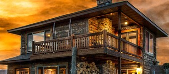 ROMANTIC PARADISE Getaway Mountain Views & HOT TUB!