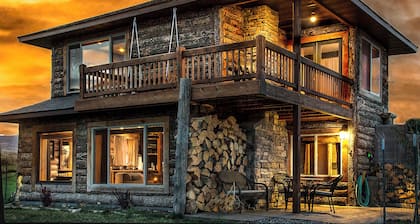 ROMANTIC PARADISE Getaway Mountain Views & HOT TUB!