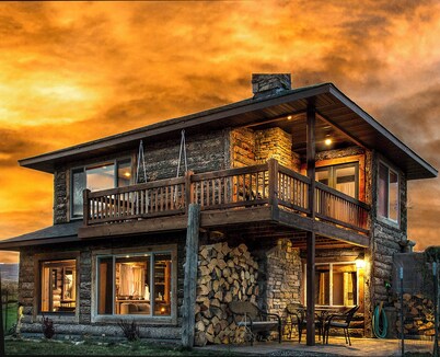 ROMANTIC PARADISE Getaway Mountain Views & HOT TUB!