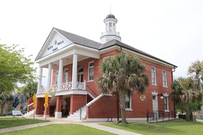 Exterior - A Charming Cottage in Historical Bay St Louis ~5 minute walk to restaurants  (Bay St Louis)