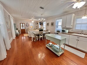 Interior - A Charming Cottage in Historical Bay St Louis ~5 minute walk to restaurants  (Bay St Louis)