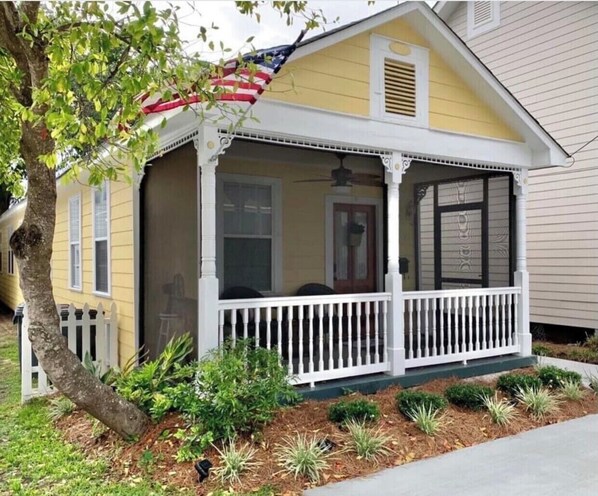 Exterior - A Charming Cottage in Historical Bay St Louis ~5 minute walk to restaurants  (Bay St Louis)