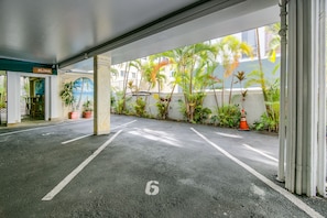 Property grounds - Surfer's Dream Condo w/ Full Kitchen - Free Wifi, Sleeps 4 (Honolulu)