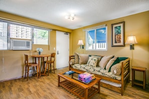 TV, books - Surfer's Dream Condo w/ Full Kitchen - Free Wifi, Sleeps 4 (Honolulu)