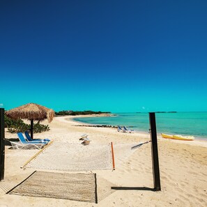 På stranden, liggestole, badehåndklæder