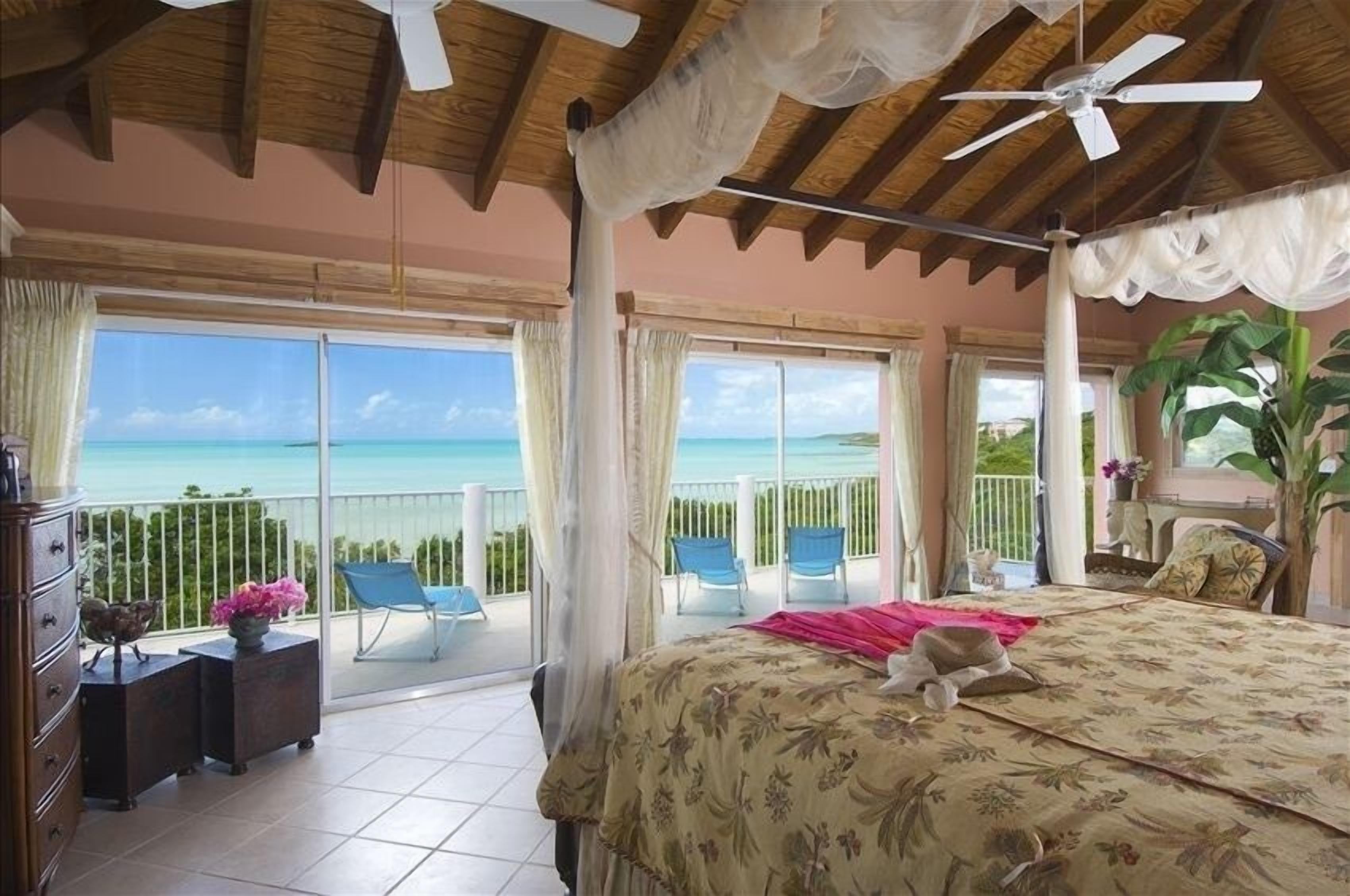 3 sovrum, värdeförvaringsskåp på rummet och skrivbord