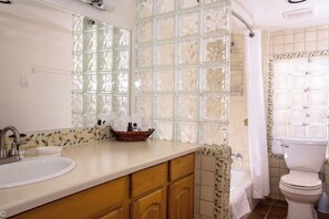 Ensemble douche/baignoire, sèche-cheveux, serviettes fournies, savon