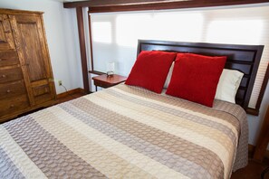 2 bedrooms, in-room safe, desk, iron/ironing board