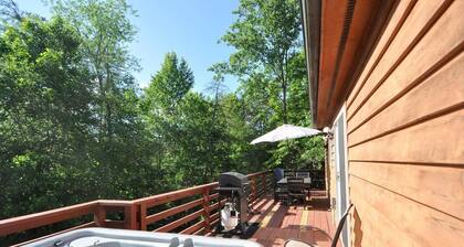 Creekview Cabin - hot tub, pets, grill, wifi, screen porch, fire ring