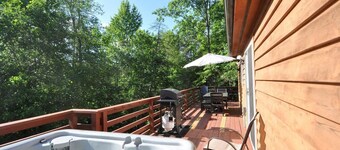 Creekview Cabin - hot tub, pets, grill, wifi, screen porch, fire ring