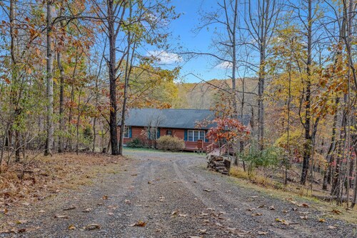 Creekview Cabin - hot tub, pets, grill, wifi, screen porch, fire ring