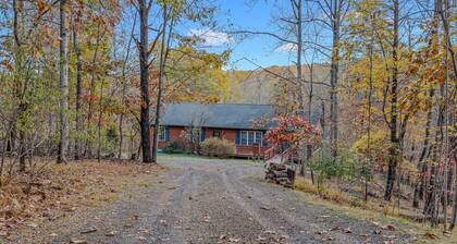 Creekview Cabin - hot tub, pets, grill, wifi, screen porch, fire ring