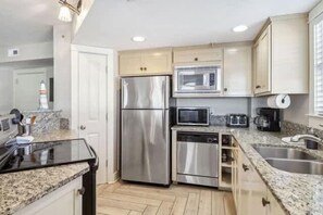 Frigorífico, microondas, horno y placa de cocina