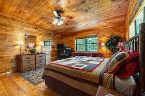 3 bedrooms, memory-foam beds, desk, iron/ironing board