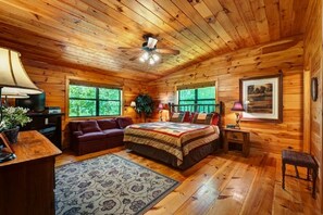 3 soverom, memory foam-senger, skrivebord og strykejern/-brett