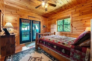 3 bedrooms, memory-foam beds, desk, iron/ironing board - Mountain Cabin Near Town! Amazing Views! DISCOUNTS-7+ Nights, Military & More!  (Murphy)