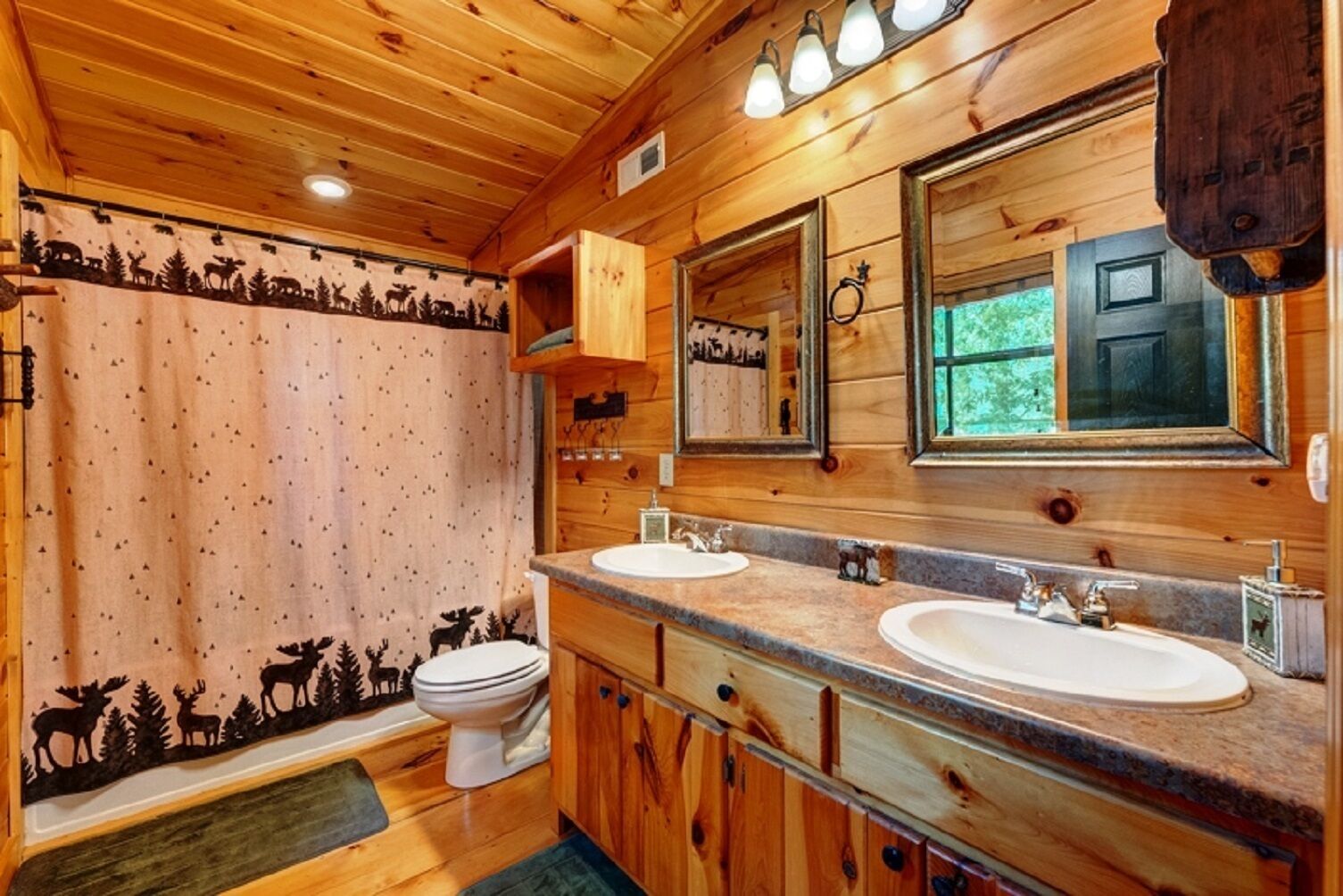 町の近くの山小屋！ 素晴らしい景色！ ウィークリー、ミリタリーなどの