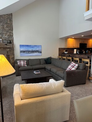 Smart TV, fireplace, DVD player, stereo - A1 Solitude.4 BDRM, ski in/out to main Solitude lift, pool/gym access. Parking! (Ludlow)