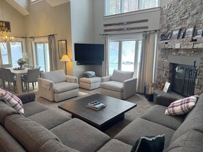Smart TV, fireplace, DVD player, stereo - A1 Solitude.4 BDRM, ski in/out to main Solitude lift, pool/gym access. Parking! (Ludlow)