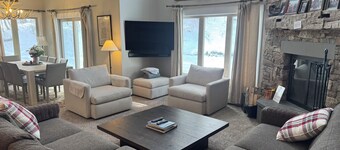 SOLITUDE-4 Bdrm Ski In / Ski Out. Marchez jusqu'à la piscine chauffée et épique. Beaucoup de stationnement 