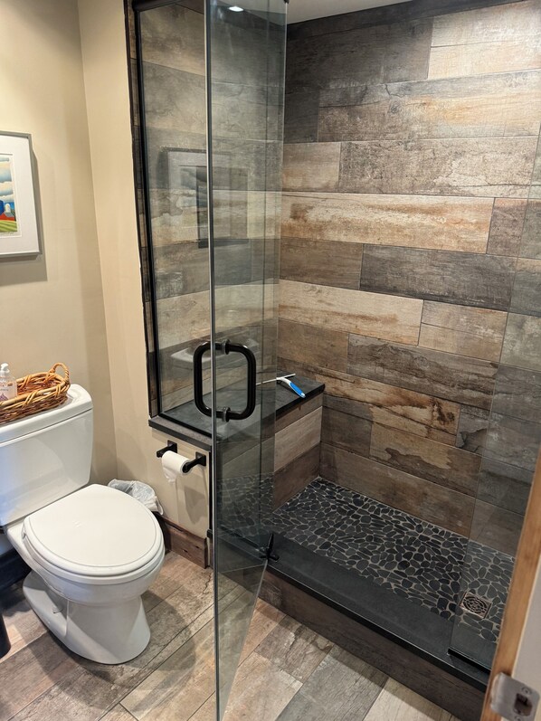 Combined shower/bathtub, towels, shampoo - A1 Solitude.4 BDRM, ski in/out to main Solitude lift, pool/gym access. Parking! (Ludlow)