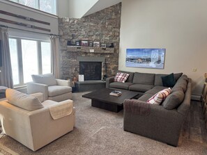 Smart TV, fireplace, DVD player, stereo - A1 Solitude.4 BDRM, ski in/out to main Solitude lift, pool/gym access. Parking! (Ludlow)