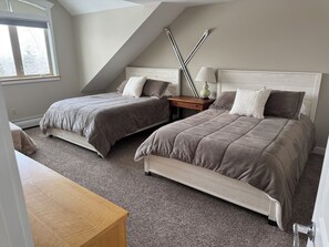 4 bedrooms, desk, WiFi, bed sheets - A1 Solitude.4 BDRM, ski in/out to main Solitude lift, pool/gym access. Parking! (Ludlow)