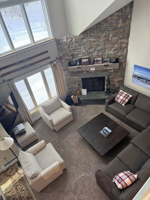 Smart TV, chimenea, reproductor de DVD y estéreo 