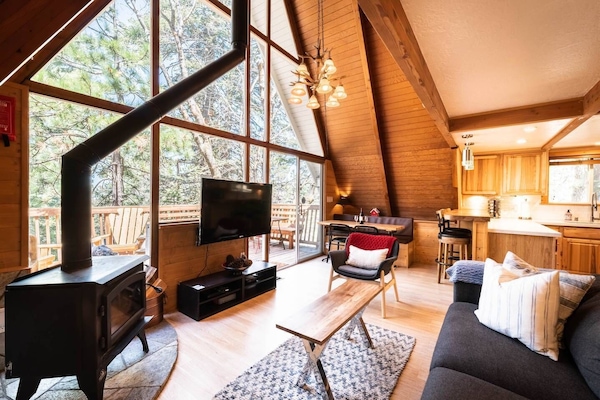 The benefits of open floor plans are endless: an abundance of natural light, the illusion of more space, and even the convenience that comes along with entertaining.  Check out the wall of glass