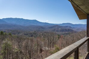 A mountain view from a balcony with a wooden railing. - Unreal Views GSMNP/Near DwTn Gatlinburg/Hot Tub (Gatlinburg)