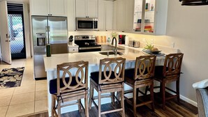 Coffee/tea maker, fridge, microwave, oven - Kihei Ground-Floor Condo • Steps to Kamaole III Beach• King Bed • Pool & A/C (Kihei)