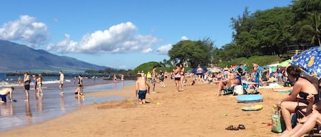 En la playa, camastros y toallas de playa