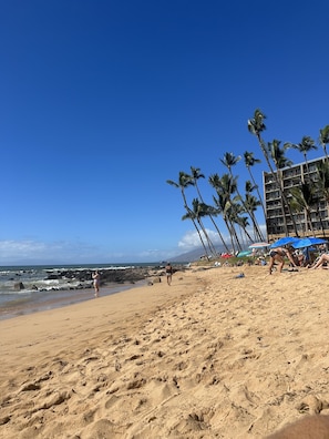 Sur la plage, chaise longue, serviettes de plage