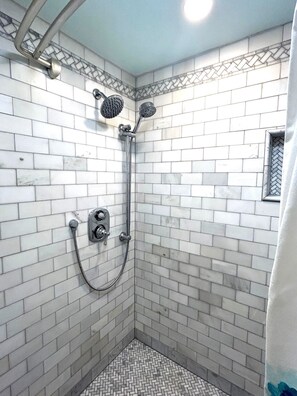 Dusche, Haartrockner, Handtücher, Seife
