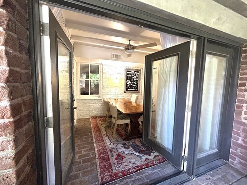 Poikkeuksellinen puutarha Apt. On Iconic Gaston St.- Amazing Value / Amazing Location!