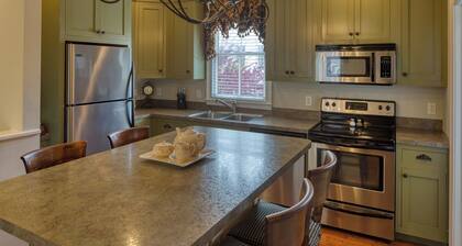 WEEKNIGHT DISCOUNTS! Charming Carriage House w private Garage Parking!