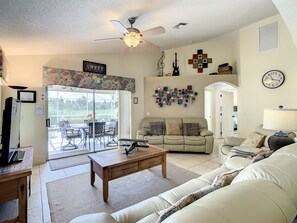 Älytelevisio, takka, DVD-soitin, kirjoja