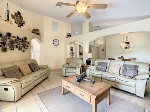 Älytelevisio, takka, DVD-soitin, kirjoja