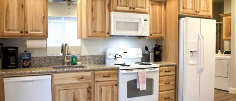 Frigorifero, microonde, forno, piano cottura