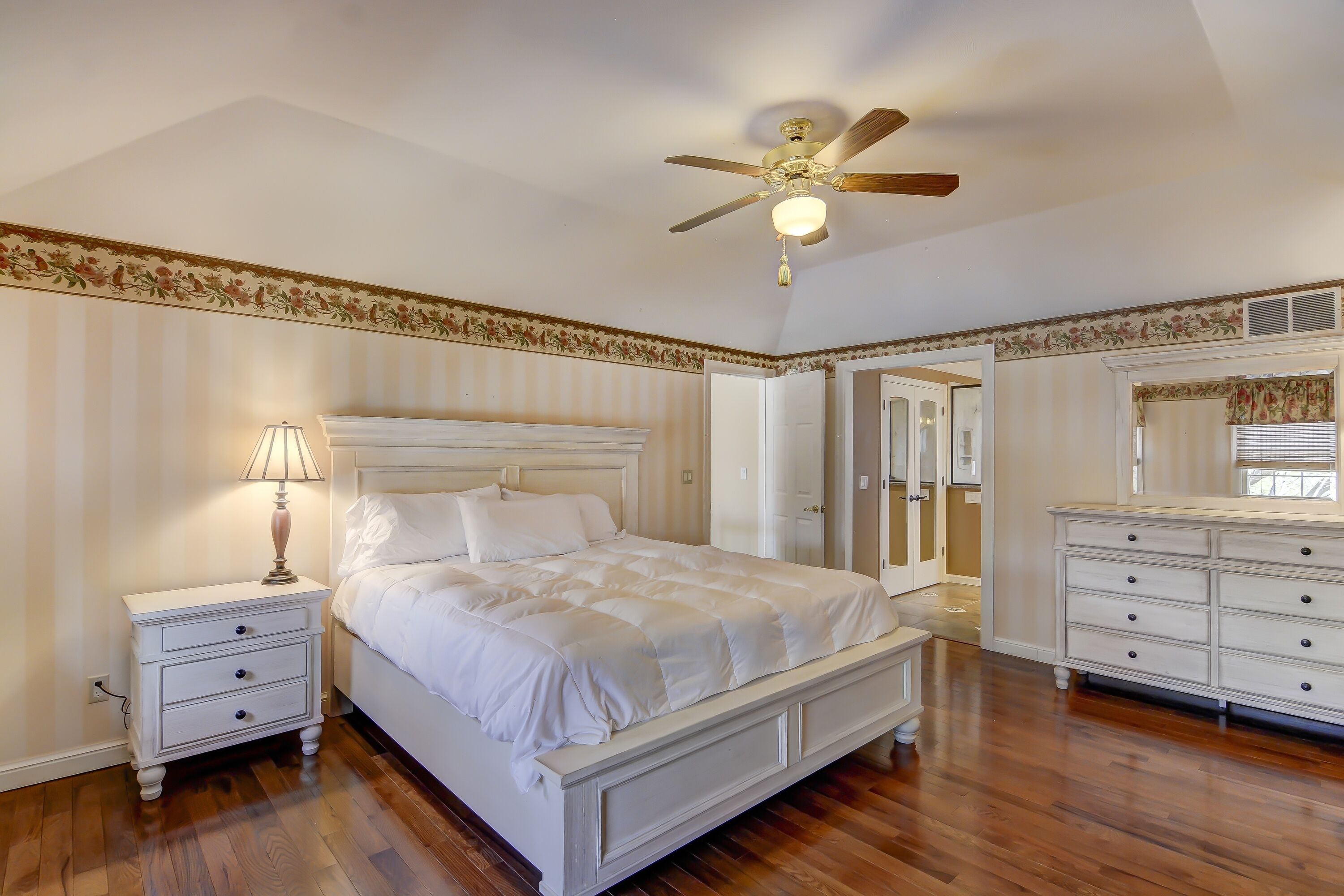 4 chambres, bureau, fer et planche à repasser, lit parapluie